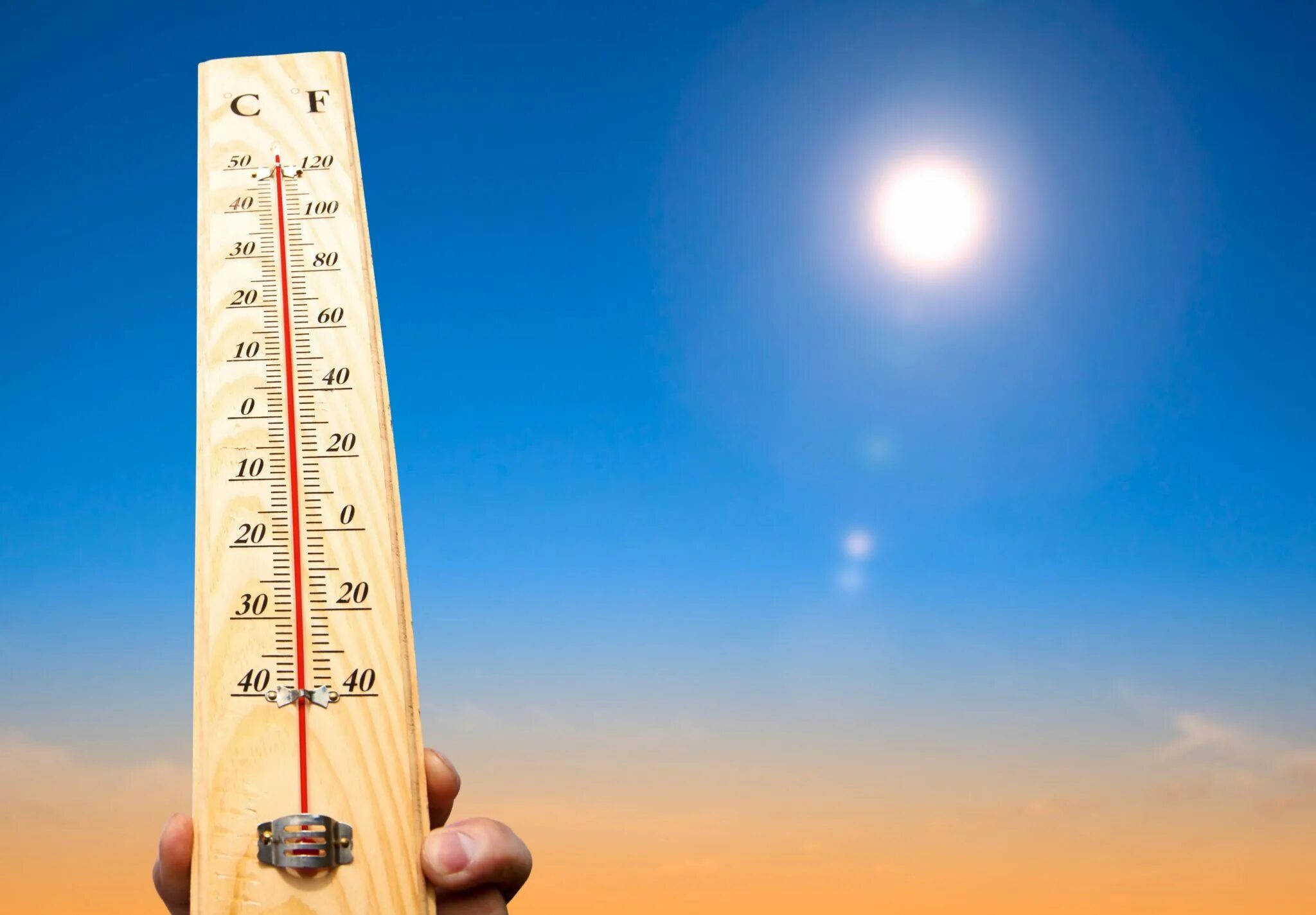 60 градусов тепла. Высокая температура. Термометр жара. Термометр на жаре. Термометр солнце.