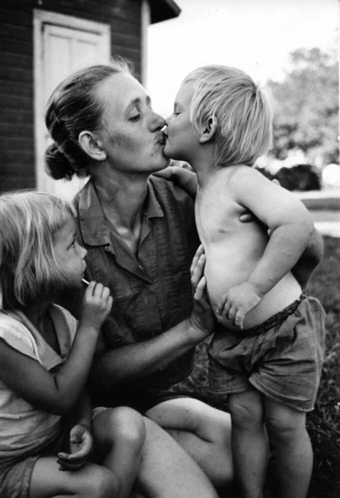 Мама трогательное фото. Кровосмешение. Мать и ребенок ретро. Мама и дочь советские.
