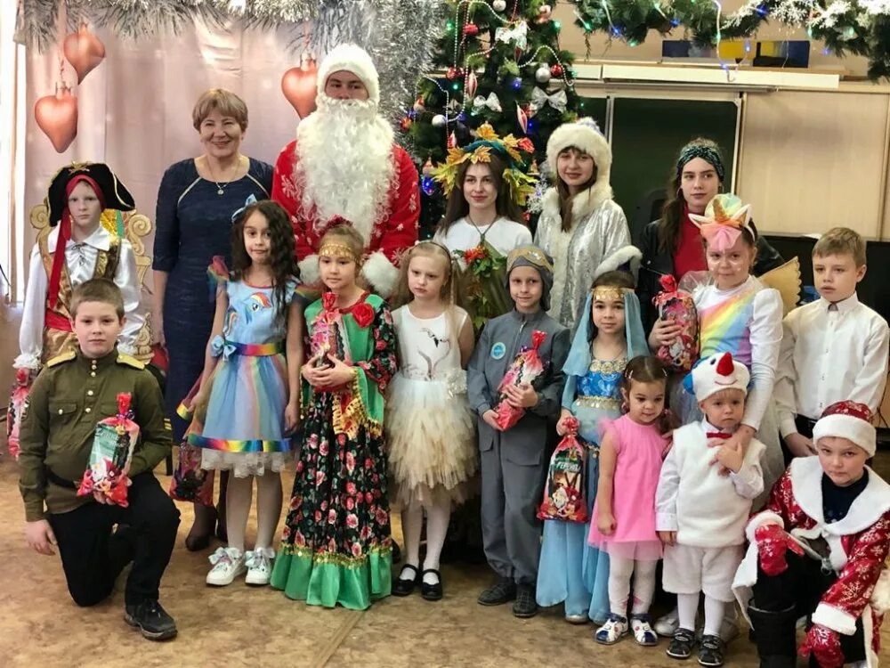 праздник класс новый год. праздник новый год семья. новогодний утренник в школе. новогодний праздник в школе. праздник класс новый год.