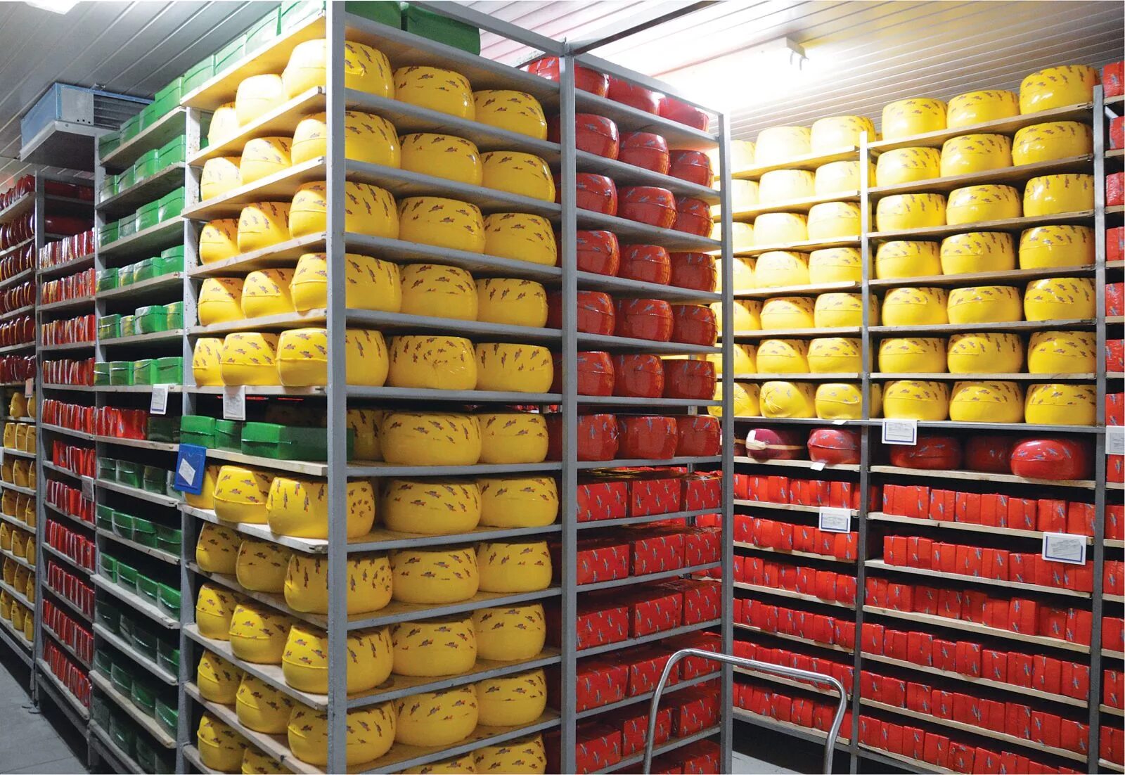 Оптом производитель производство. Склад сыра. Сыр на складе. Сырный склад. Склад молочной продукции.