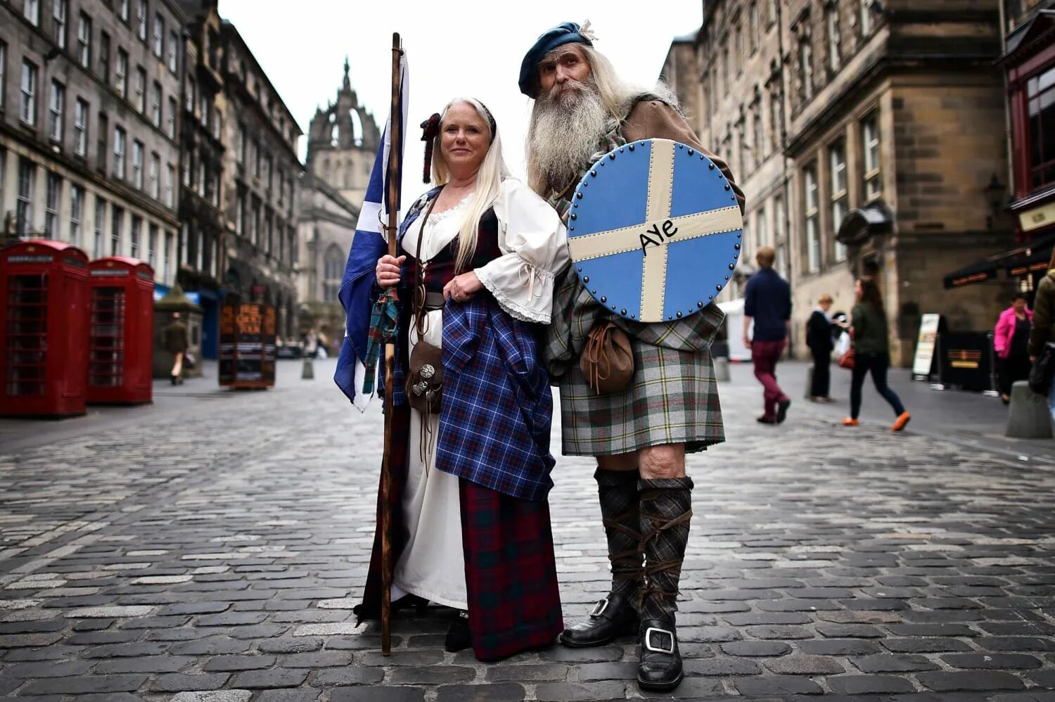 People live in scotland. Шотландия килт. Шотландия или Скотланд. Салмонд Шотландия. Эрдри (Шотландия).