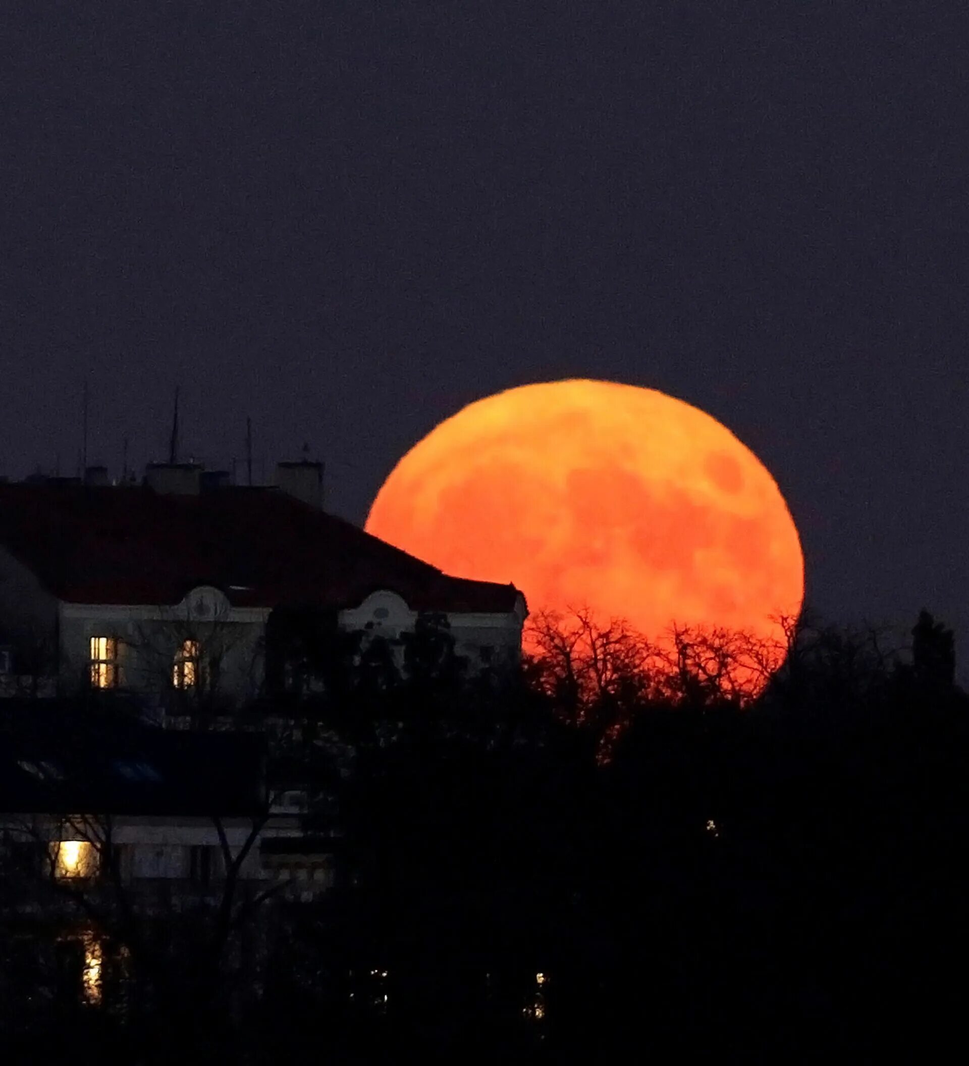 Оранжевая Луна. Огромная оранжевая Луна. Оранжевая Луна на небе. Ярко оранжевая Луна.