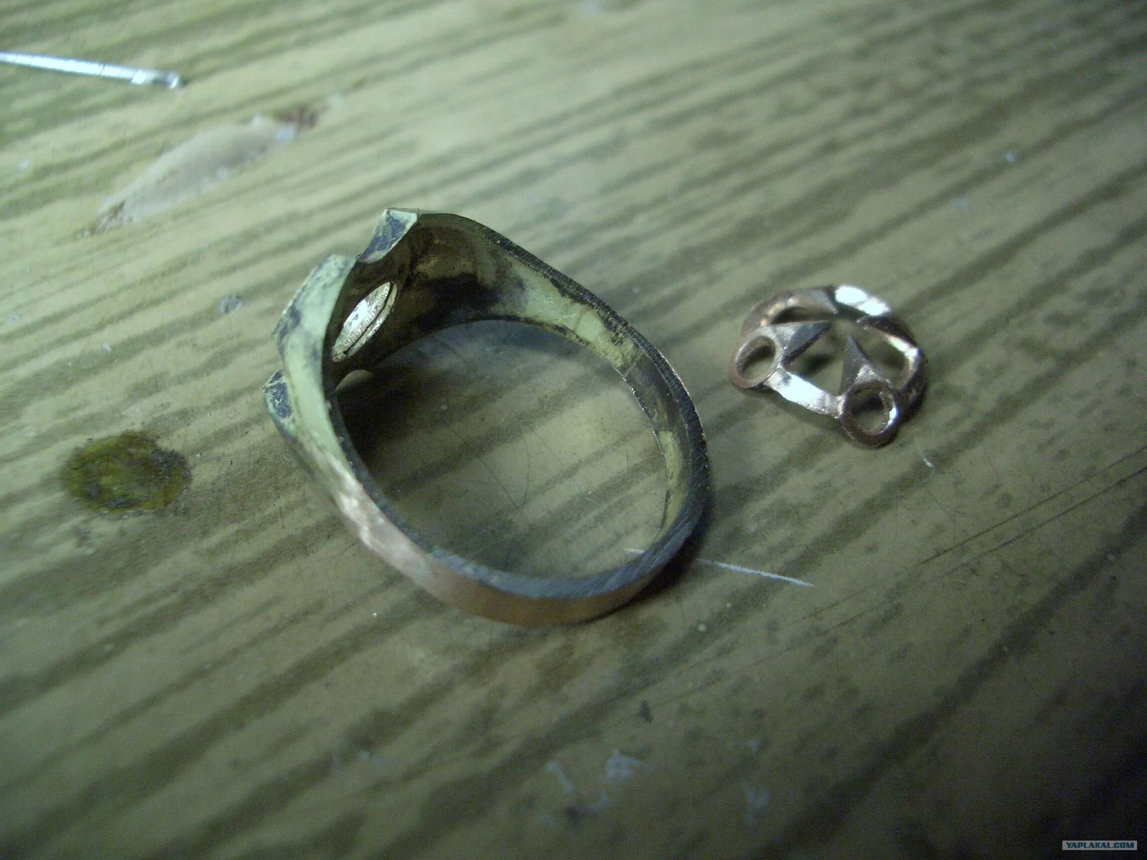 Из какого металла сделаны кольца. Самодельное кольцо из монеты. Самодельное кольцо перстень. Самодельное кольцо печатка. Кольцо из гайки.