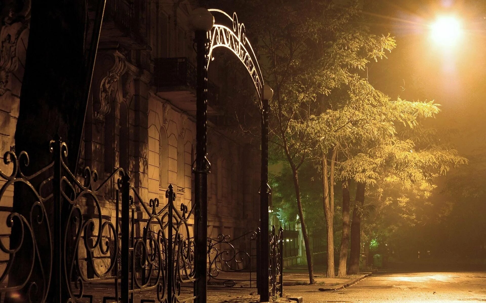 Ночные фонари обои на телефон. Ночь улица фонарь. Фонарь на улице. Парк с фонарями. Ночная улица с фонарями.