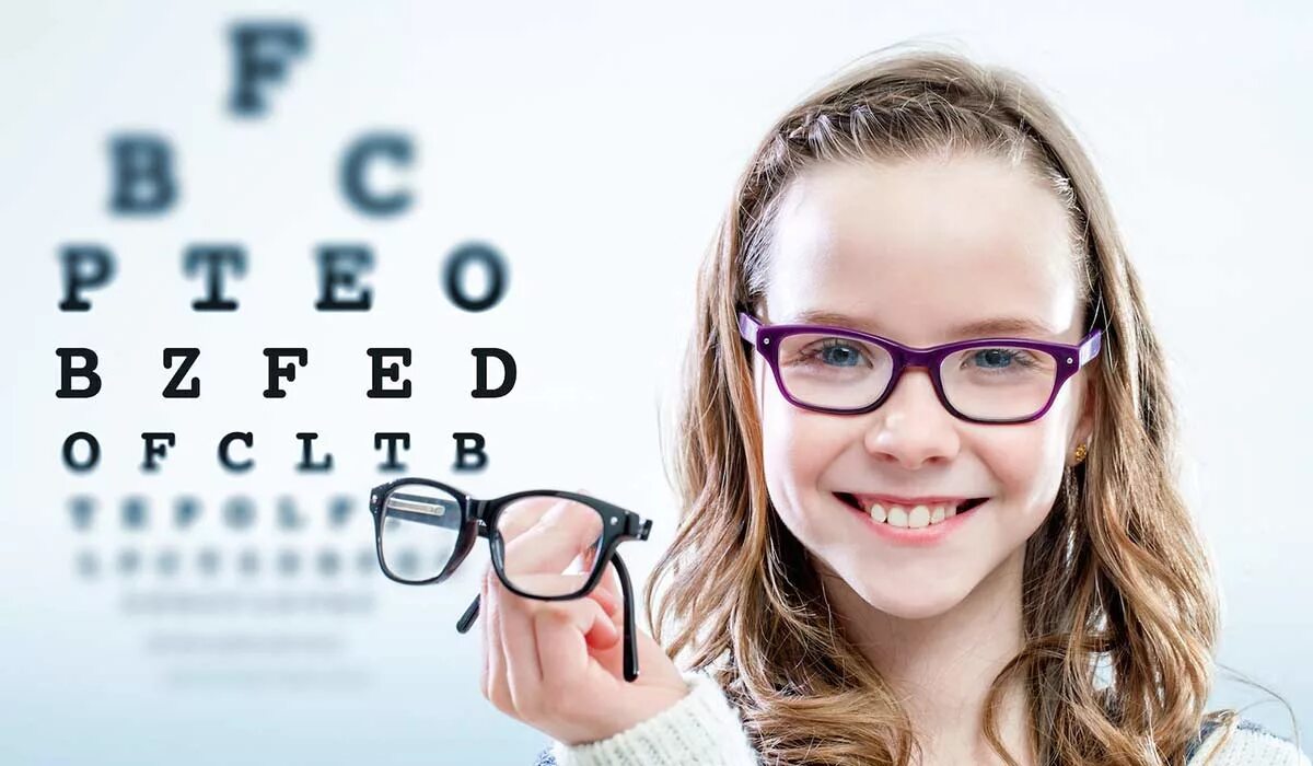 8 лет какое зрение. Малыши в очках для зрения. Очки для детей для зрения. Очки для зрения детские девочке. Маленькие дети в очках для зрения.