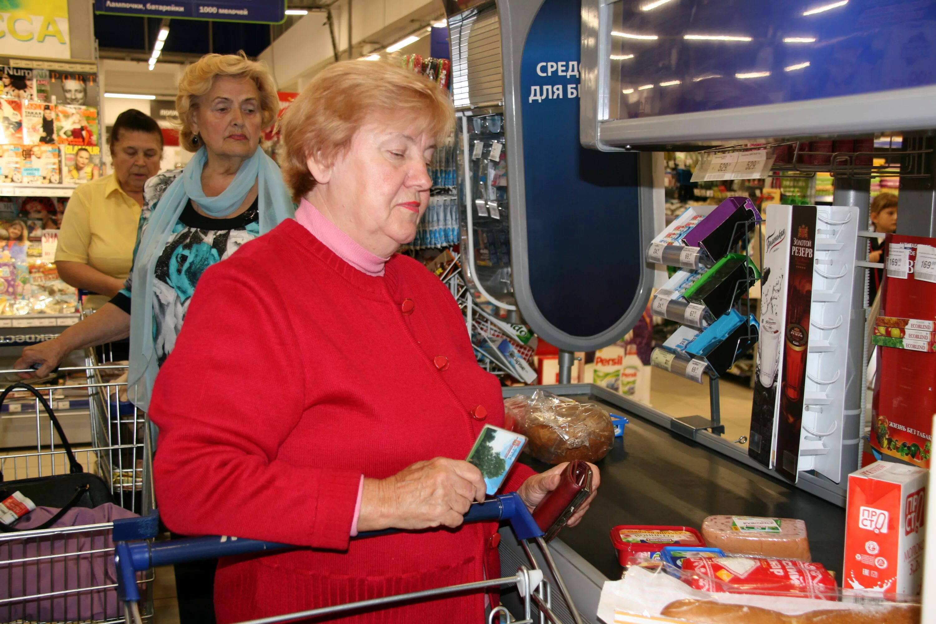 Первая большая покупка. Пенсионерка в магазине. Пенсионер в супермаркете. Бабуля в магазине. Бабушка на кассе.