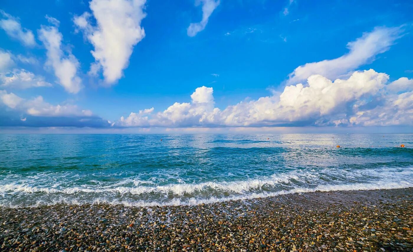 Лучшее побережье черного моря. Черное море пляж Сочи. АК морской берег Лазаревское. Адлер море. Сочи Адлер черное море.
