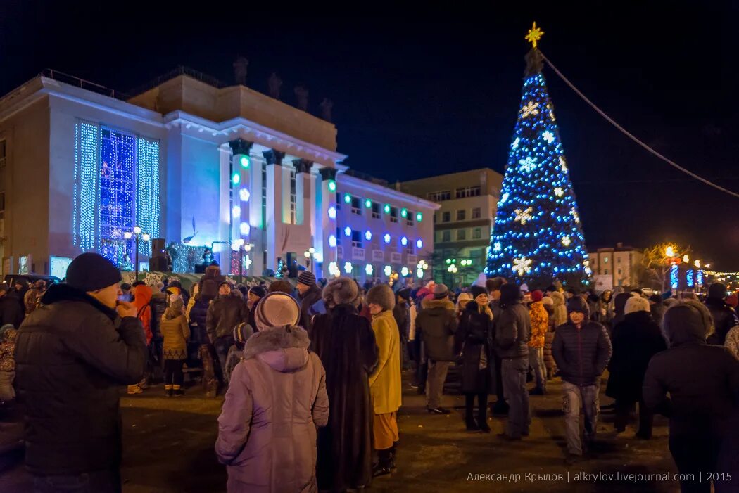 Во сколько в магадане новый год. Театральная площадь магадан. магадан новый год театральная площадь. ёлка центральный магадане. новогодний магадан.