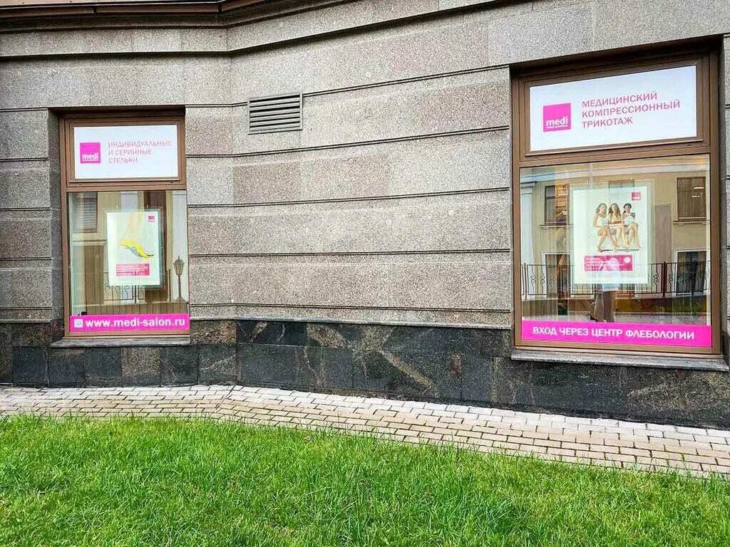 богатый дом. салон парадная. дом в дворцовом стиле. парадная салон красоты калуга. массажный центр.