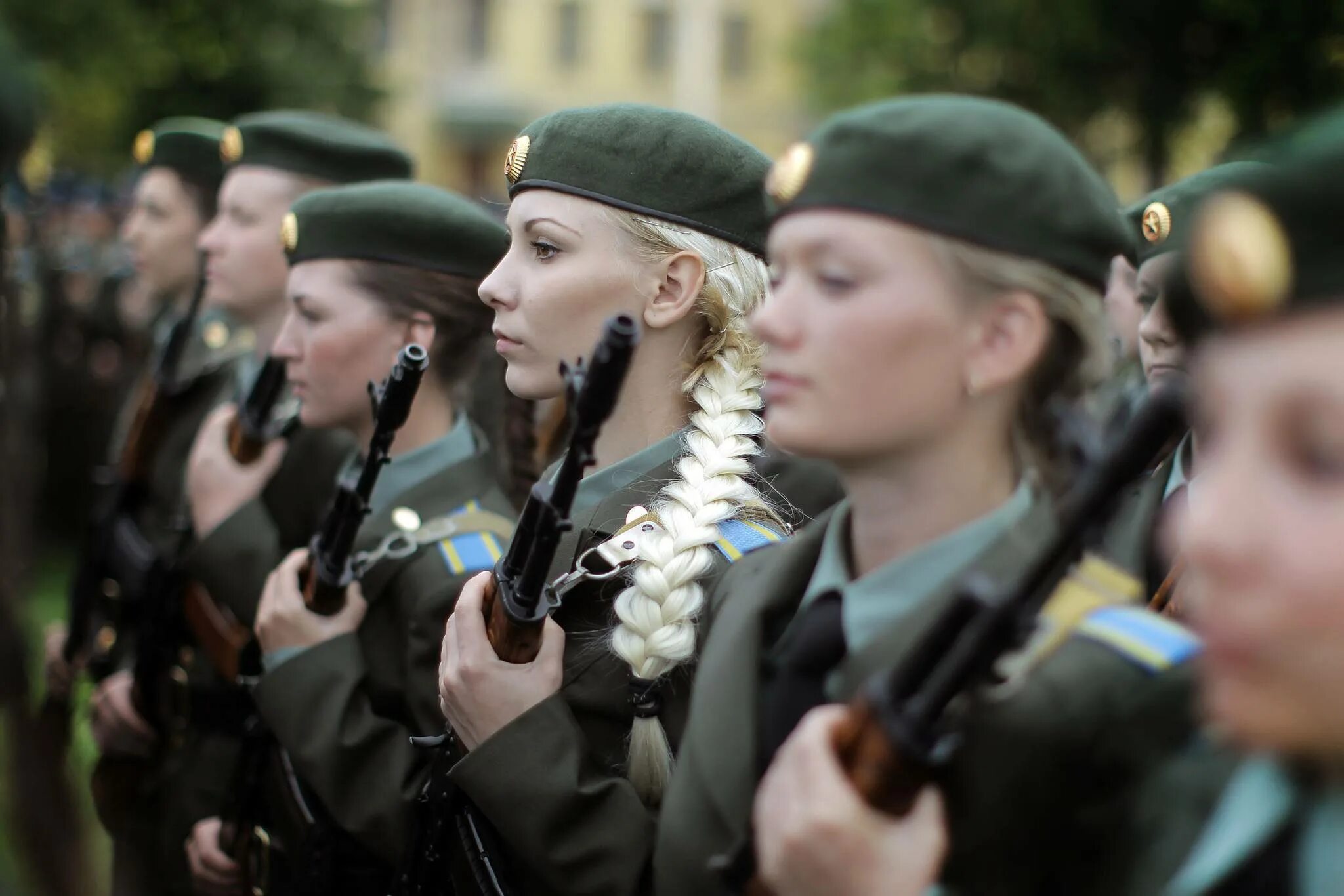 Служба по контракту для девушек. Женская армия. женщины военнослужащие. девушки в армии. женская военная служба.