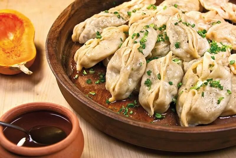 Манты с мясом тыквой и картошкой. Уйгур манты. манты карачаевские. манты туркмен. манты узбекские.