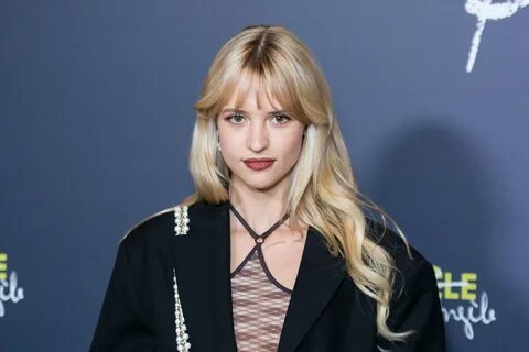 Angèle se confie sur ses relations amoureuses - Elle.