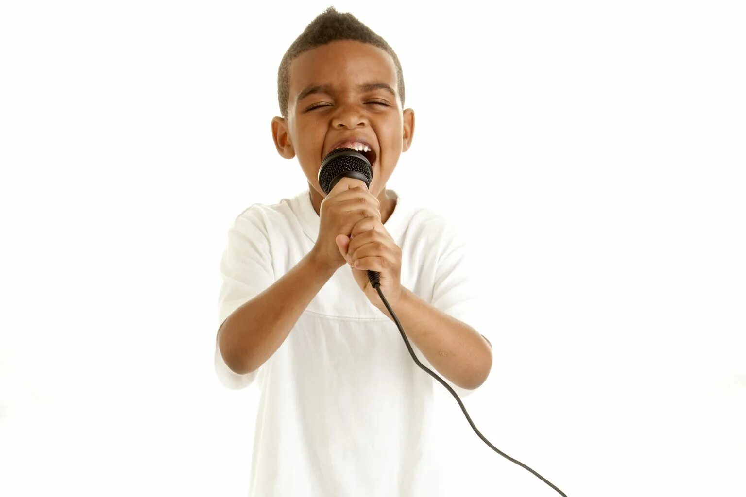 Мальчик поет про. Бразильский мальчик поет. Маленький мальчик поет. Мальчик , который поет де. Испанский мальчик поёт.