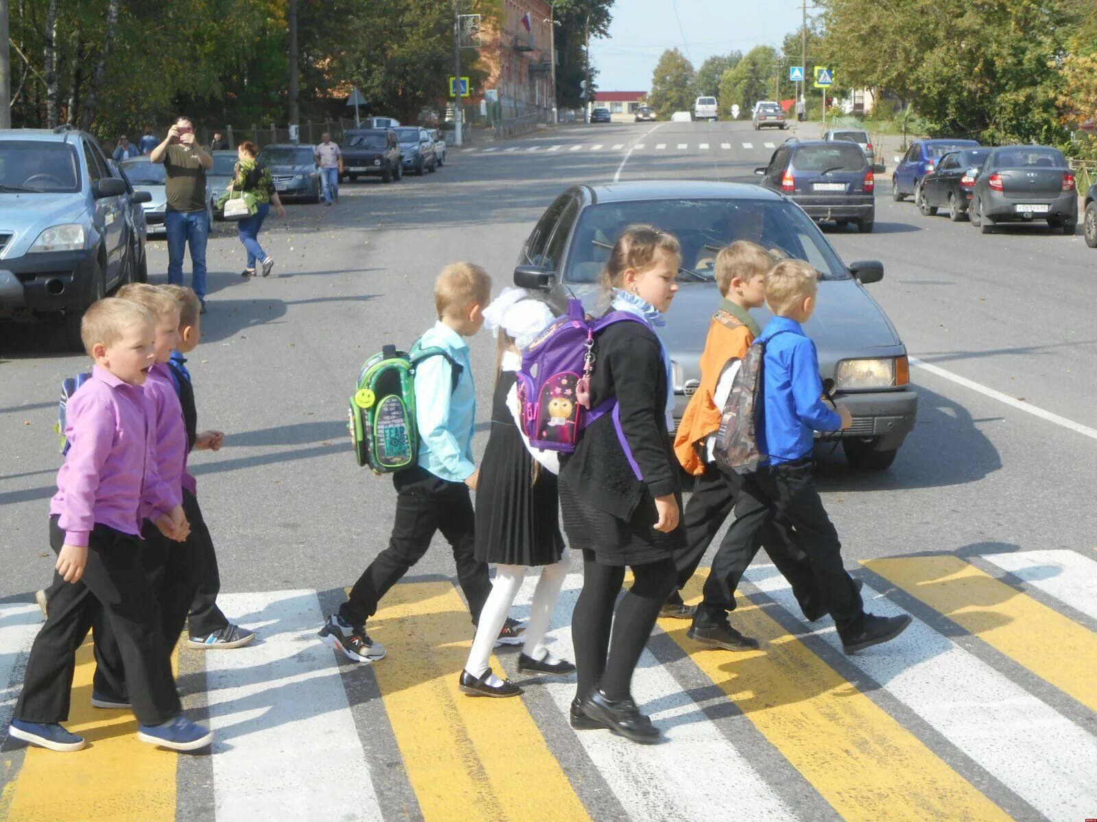 Хлопки на улице. Дети на дороге. Школьники на дороге. Пешеходный переход для детей. Школьники переходят дорогу.