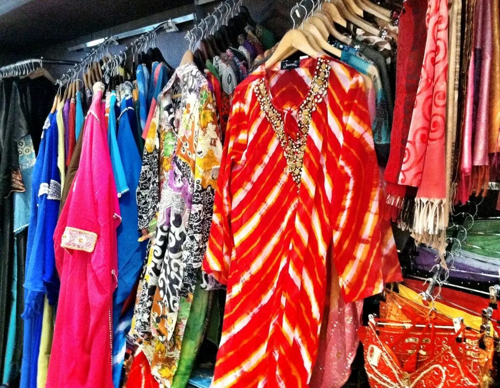 дешевая одежда в дубае. Textile souk ( рынок тканей). рынок аль карама. дубай шоппинг фестиваль 2021. арабские магазины одежды.