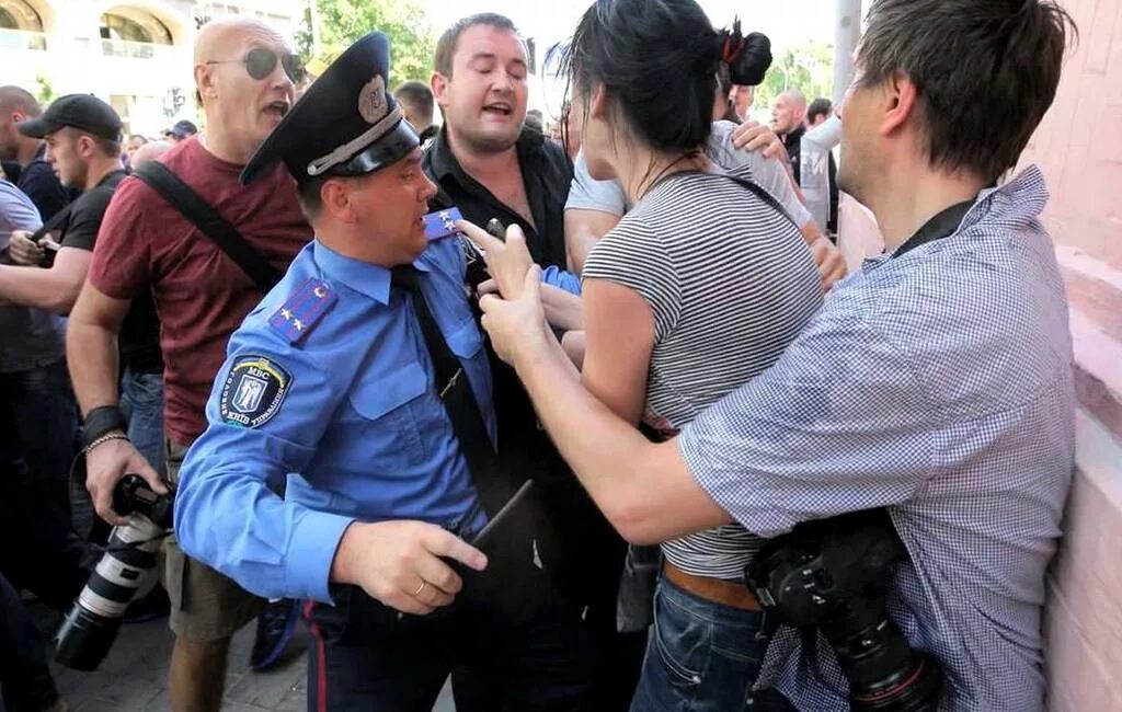 Какого числа нападение. Полиция бездействует. Нападение на журналистов на митинге.