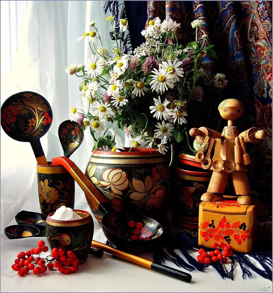 Инна широкова художник киров. Натюрморт с народными промыслами. Хохлома гжель жостово. Художник широкова инна алексеевна. Белковский игорь художник.