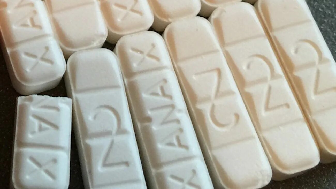 Xanax что это. Ксанакс. Ксанакс таблетки. Ксанакс таблетки 1мг. Ксанакс 1 бар.