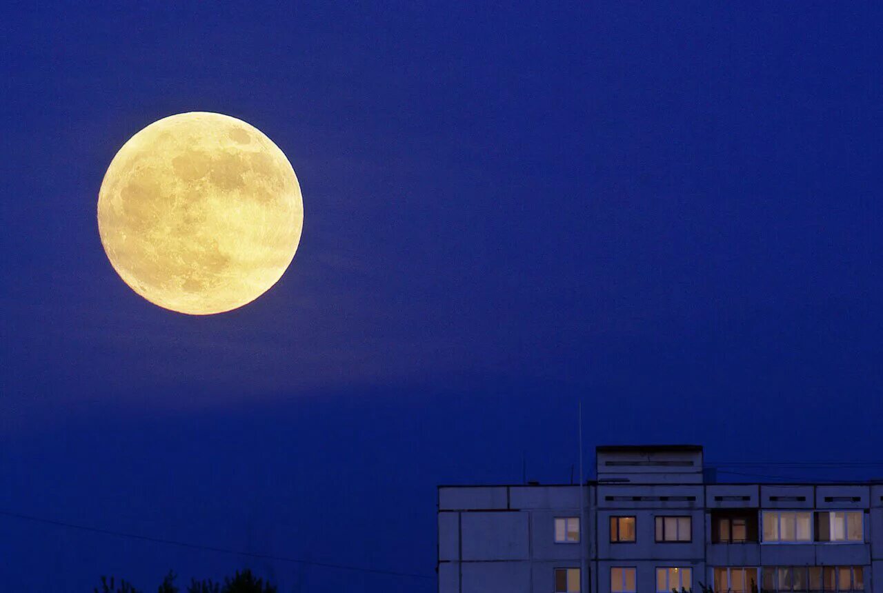 Луна сегодня 31. Гиперлуние 2021. Суперлуние Красноярск. Астрономическое явление — суперлуние. Большая Луна.