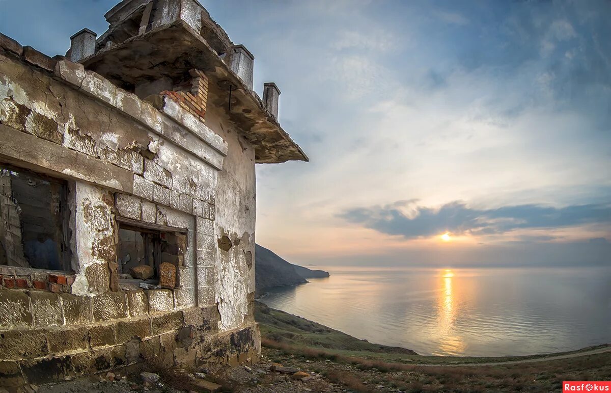 Старенький домик Крым. Старый домик на берегу моря в Крыму. Старые крымские домики. Старые домики в Крыму у моря.