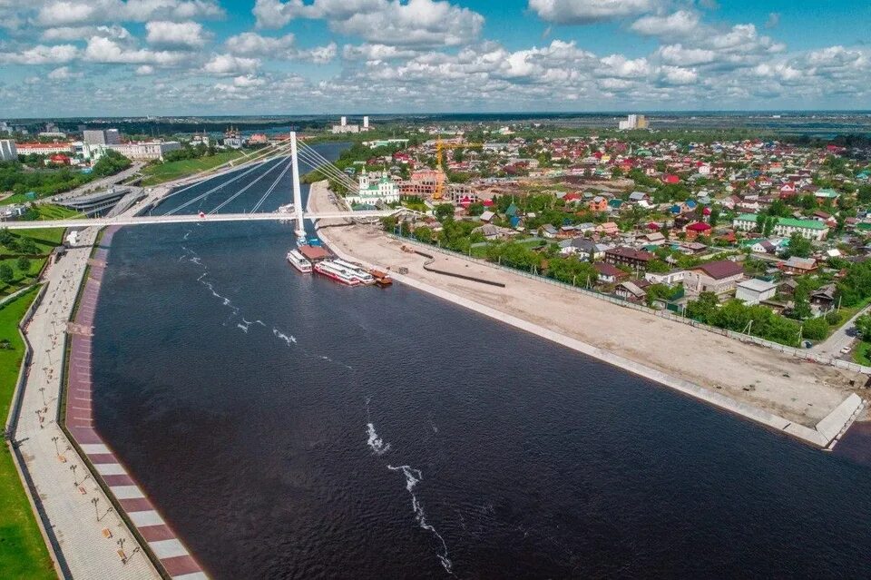 Набережная Тюмень левый берег. Река в Тюмени на набережной. Левый берег Тюмень новая набережная. Набережная реки тура Тюмень.