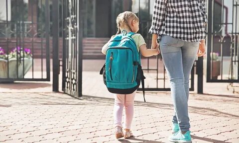 My sister walk to school