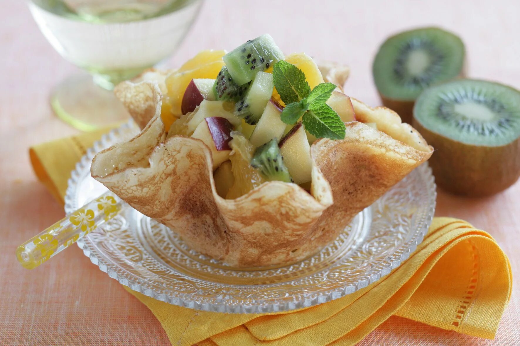 Как красиво подавать блины. Красивые блины на масленицу. Оригинальная подача блинов на масленицу. Красивое украшение блинов. Необычная подача блинов.