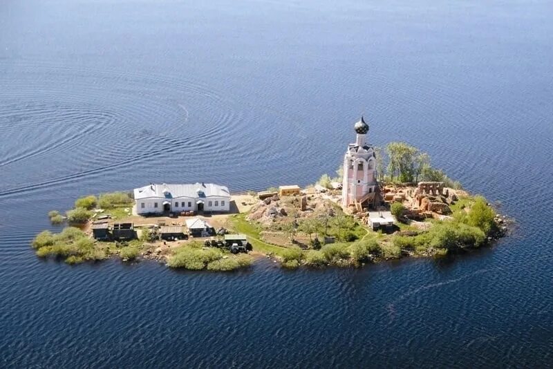 Спасо-каменный монастырь Вологда. Спасо-каменный монастырь на Кубенском озере. Монастырь спас каменный на Кубенском озере. «Спас каменный». Вологодская область, озеро Кубенское.. Остров на озере которое находится на острове