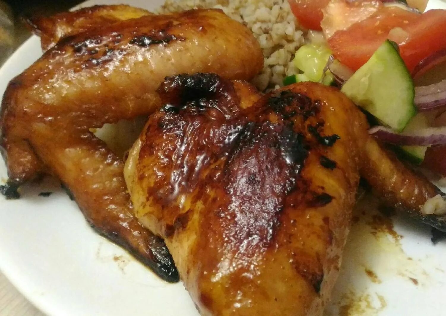 крылышки с картошкой. крылья в духовке с медом и горчицей. куриные крылья в медово-соевом соусе. крылышки в медово-соевом соусе в духовке. рецепт крылья в духовке медово соевом.