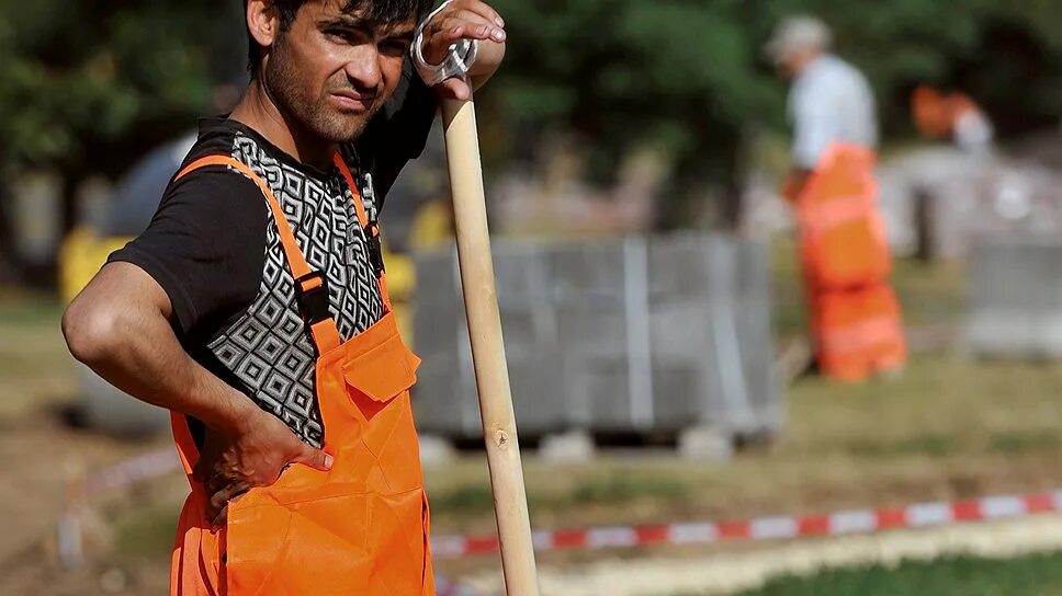 Мигранты узбекистана. Таджикские мигранты. Трудовые мигранты. Мигранты в россии. Трудовые мигранты.