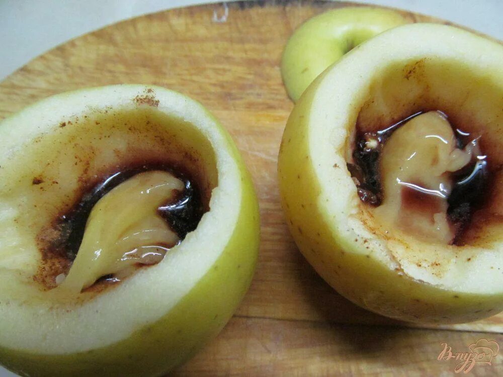 Печеные яблоки в духовке польза для организма. Запеченные яблоки с корицей. Печеные яблоки для нормализации стула. Чем полезно запеченное яблоко в духовке. Печёные яблоки в духовке польза для организма.