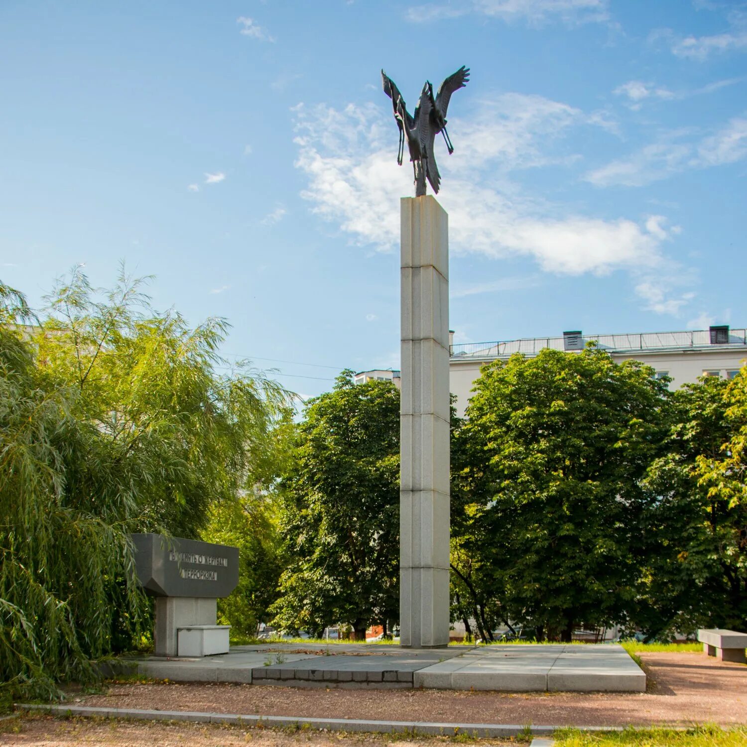 Памятник жертвам террора. Памятник жертвам Норд-оста в Москве. Памятник на Дубровке Норд-ОСТ. Памятник жертвам теракта на Дубровке. Памятник жертвам Норд оста на Дубровке.