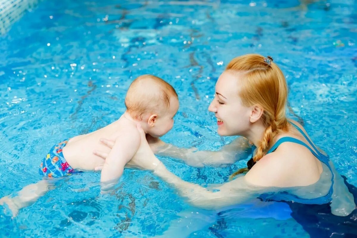 Со скольки детям можно в бассейн. Дети в бассейне. Бассейн для грудничков. Занятия в бассейне для детей. Бассейн для грудничкового плавания.