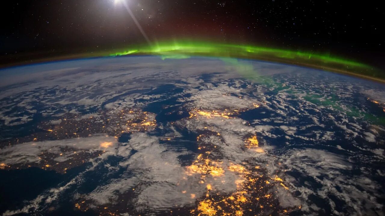 Какая самая сильная земля. Снимки земли из космоса настоящие. Северное сияние из космоса фото. Земля круглая. Фото круглой земли.