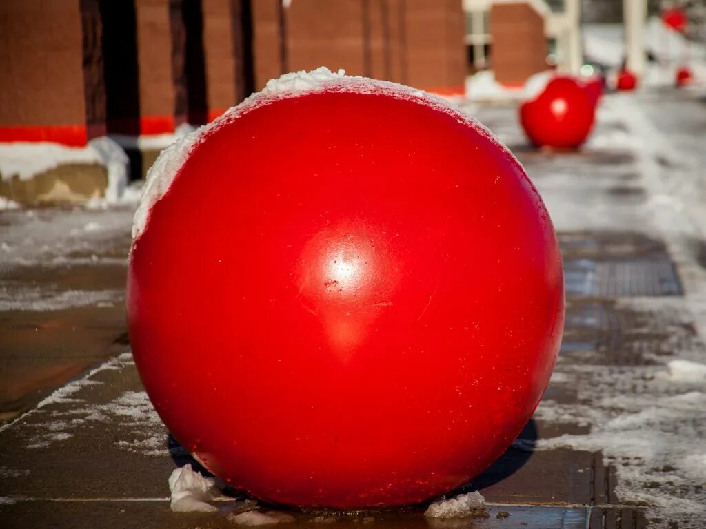 Видео красных шаров. Бетонный шар. Красный шар. Слива красный шар. Шар из бетона.