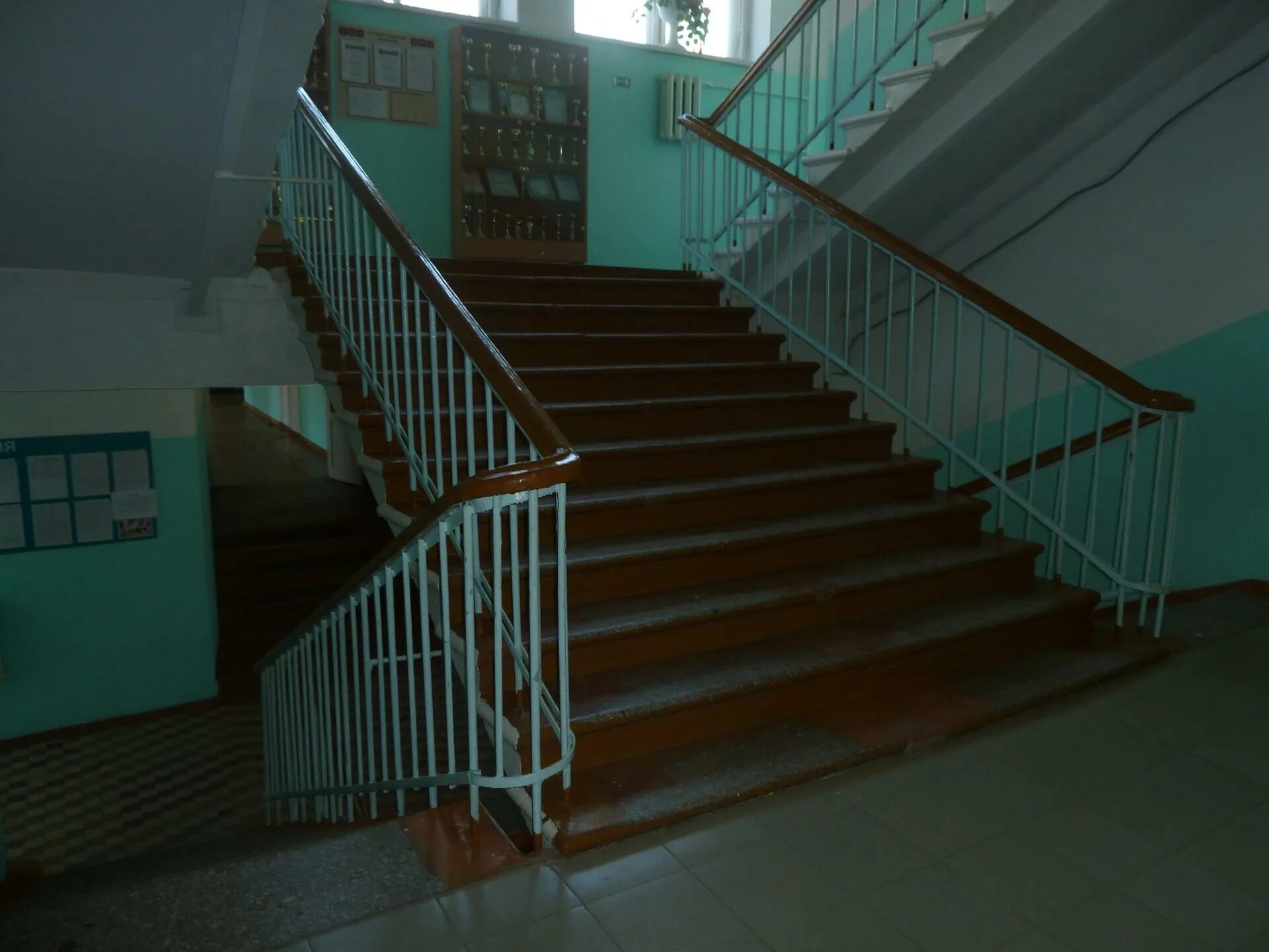 Второй этаж в школе. Лестница в школе. Лестница в школе Старая. Школа внутри лестница. Лестница в образовательном учреждении.