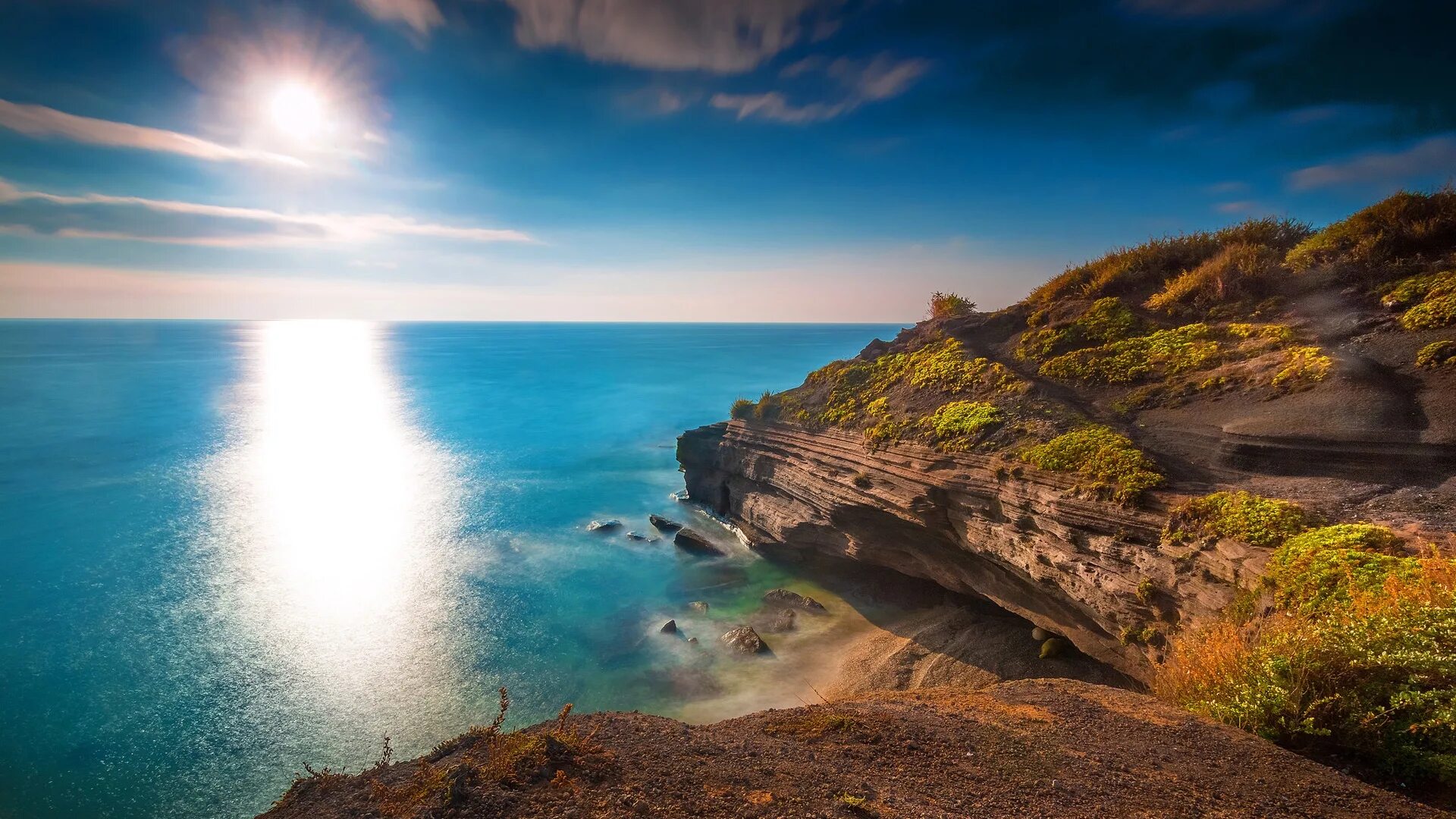 Красивые морские пейзажи. Море горы солнце. Красивый вид на море. Море скалы солнце. Summer coast