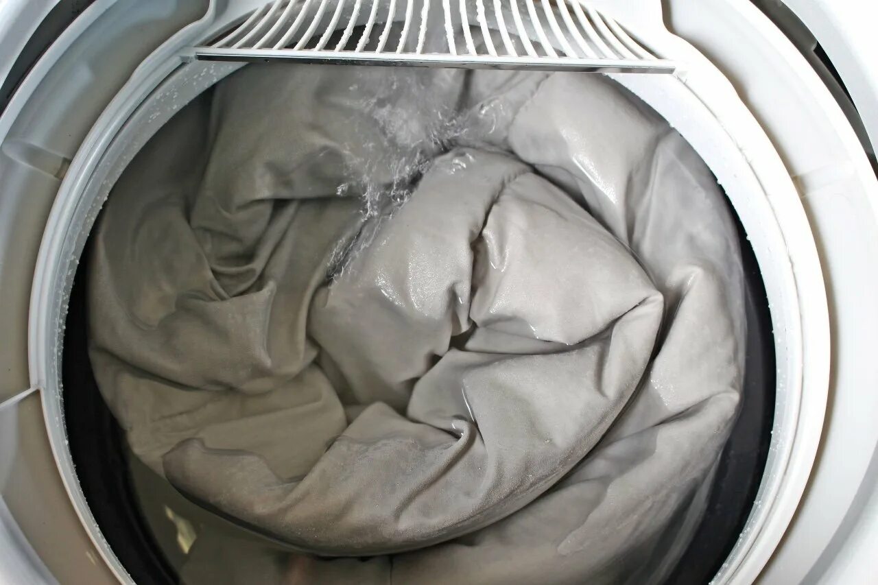 Одеяло в стиральной машине. Стирка одеяла в стиральной машине. Одеяло стирка в машинке автомат. Ручная стирка одеяла.