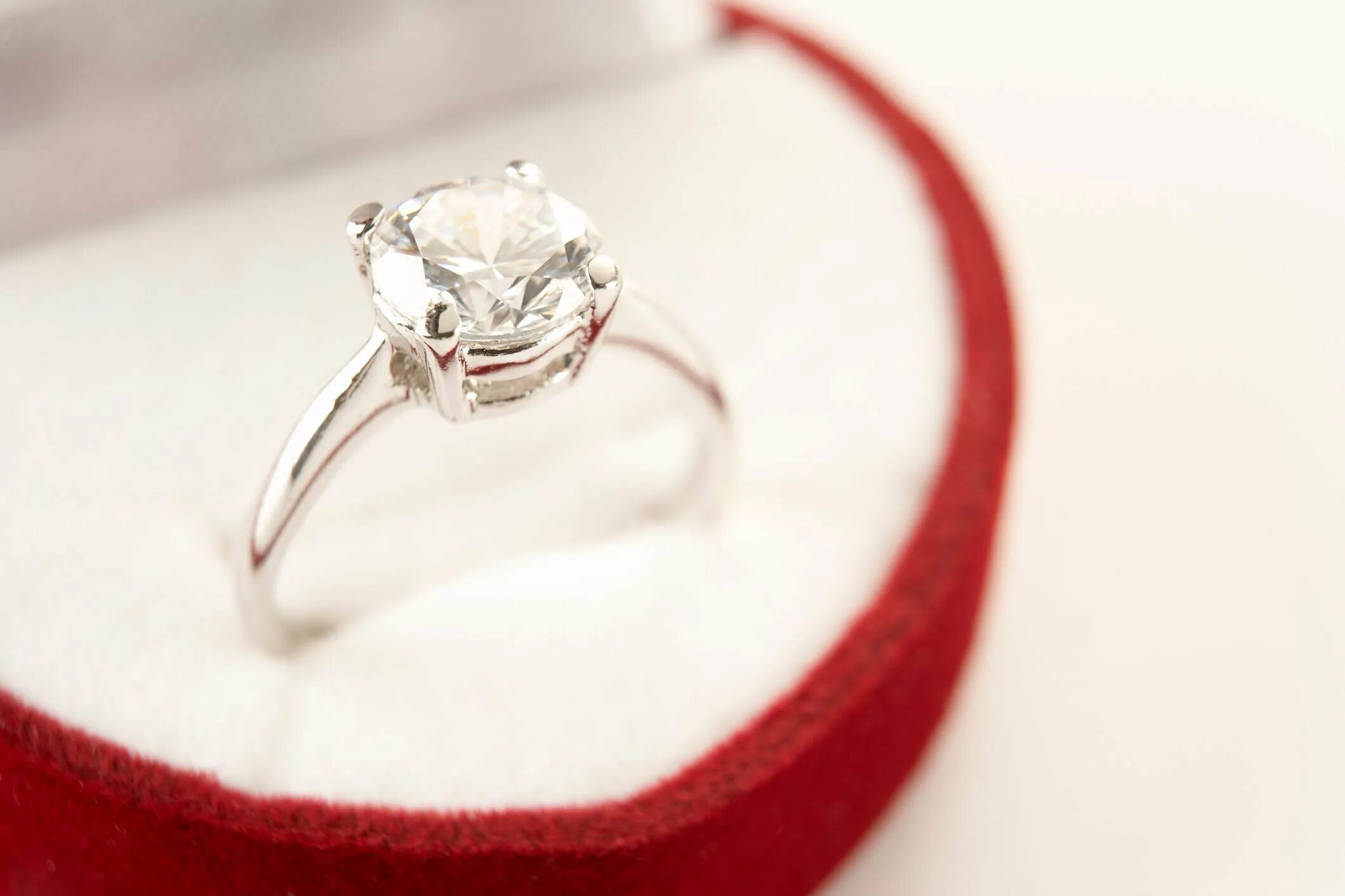Получить кольцо в подарок. Кольцо для предложения. Кольцо для предложения девушке. Красивые кольца. Помолвочное кольцо.