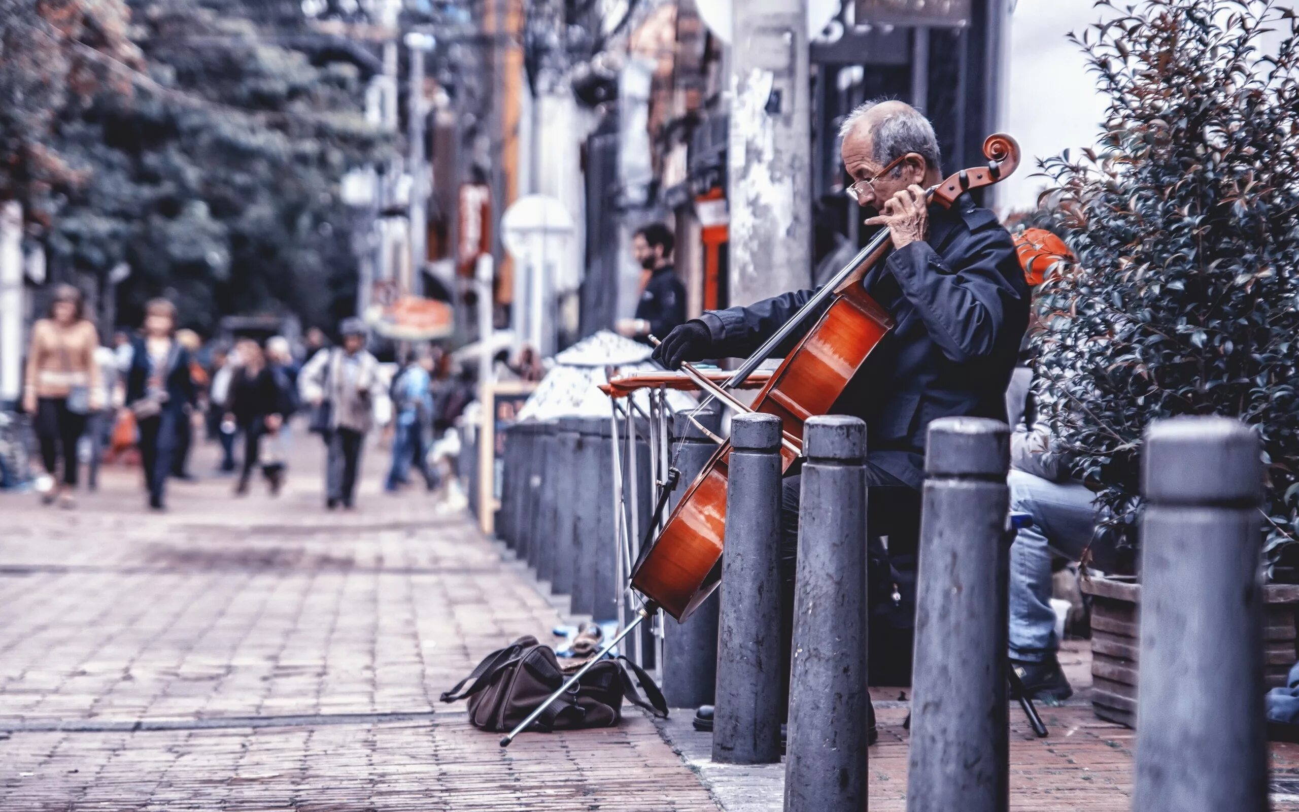 Играют на улице песни. «Уличный музыкант» Street musician, Бенгт Линдстрём. Город музыкантов. Музыканты на улице. Французские уличные музыканты.