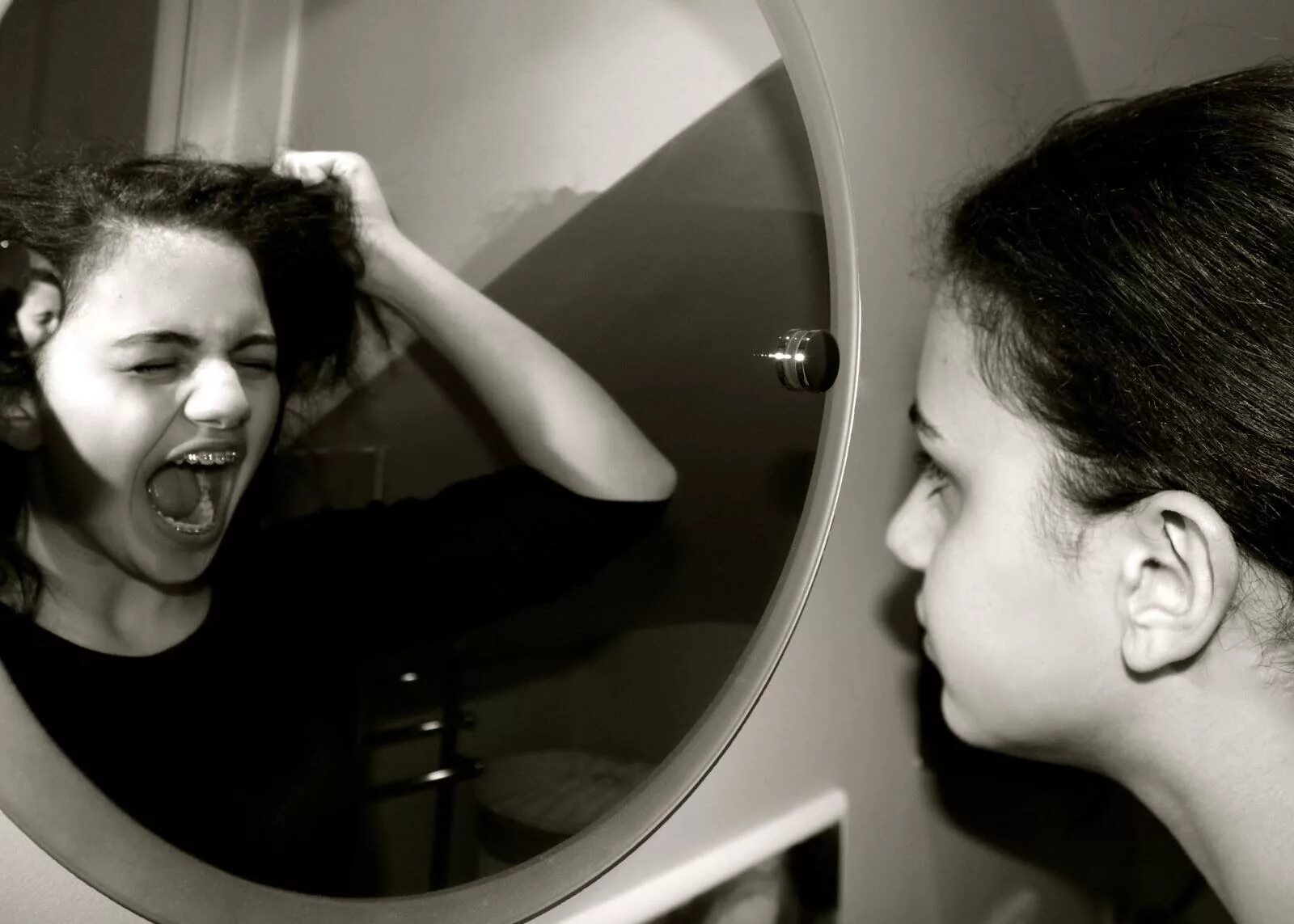 Отражение в зеркале. Отражения в зеркале эмоции. Подросток у зеркала. Кричит на зеркало.