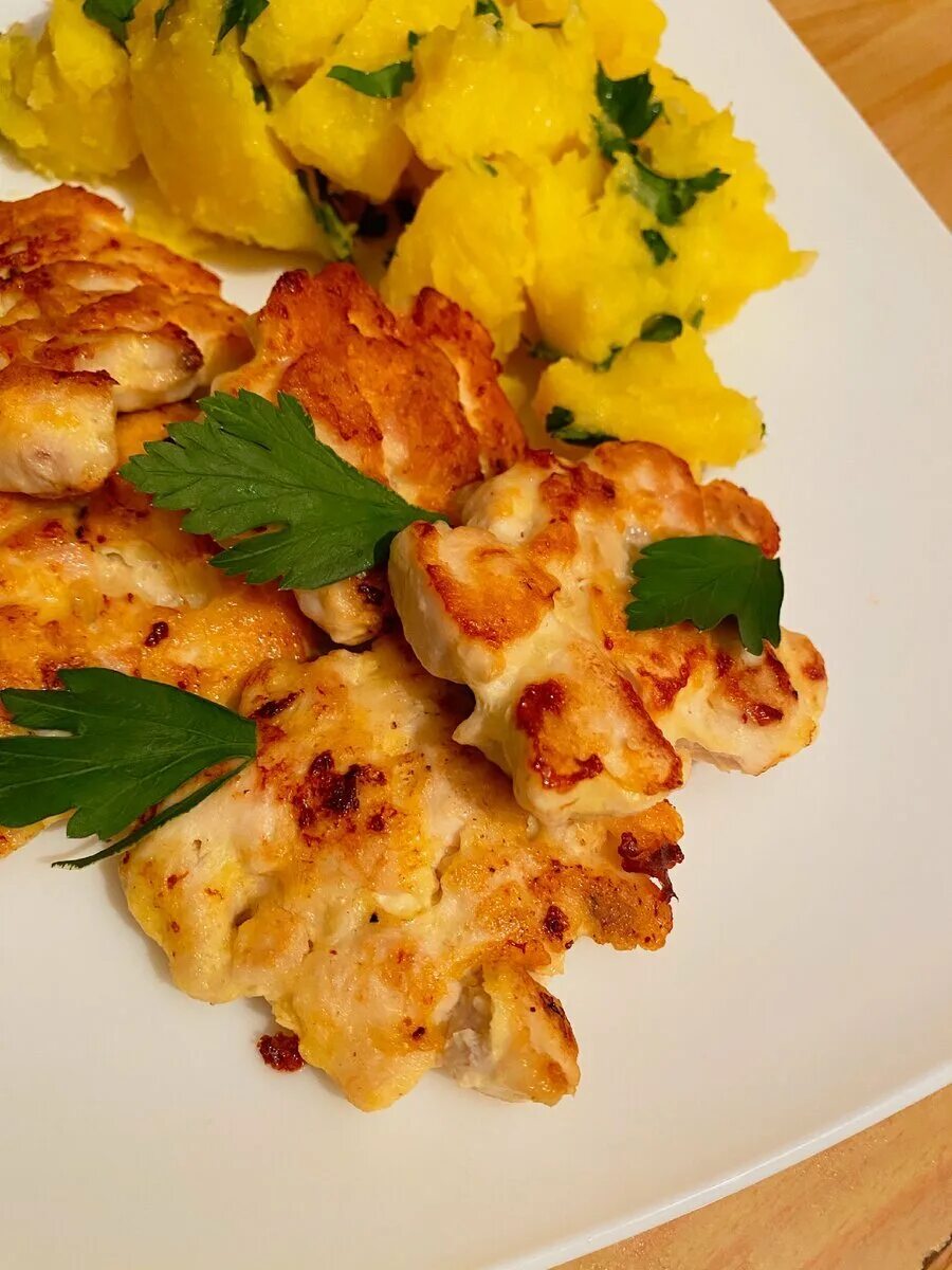 Рубленные котлетки из филе курицы. Котлетки куриные рубленные. биточки куриные. куриные котлеты. рубленные куриные котлеты.