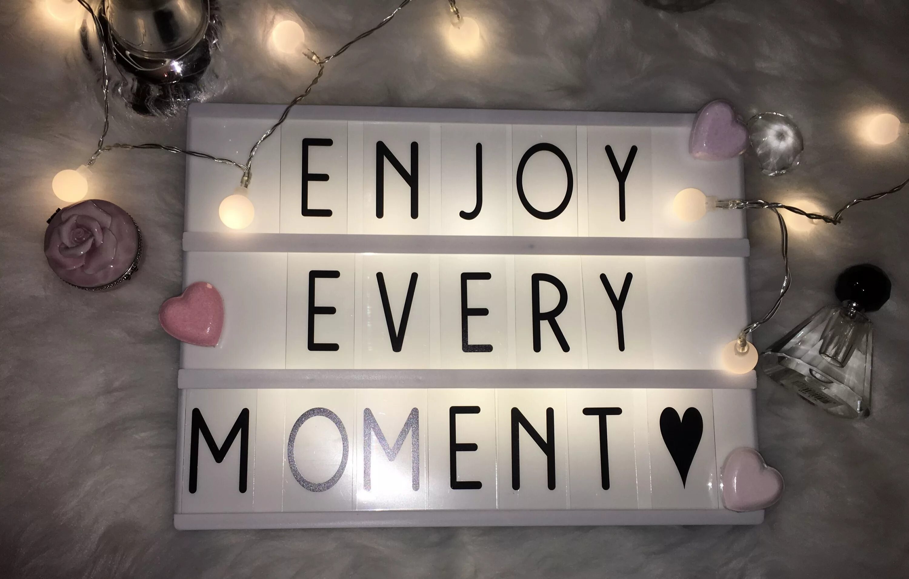 Message light. Картинка enjoy every moment. Надпись enjoy every moment. Enjoy every moment надпись картинка. Открытка enjoy every moment.