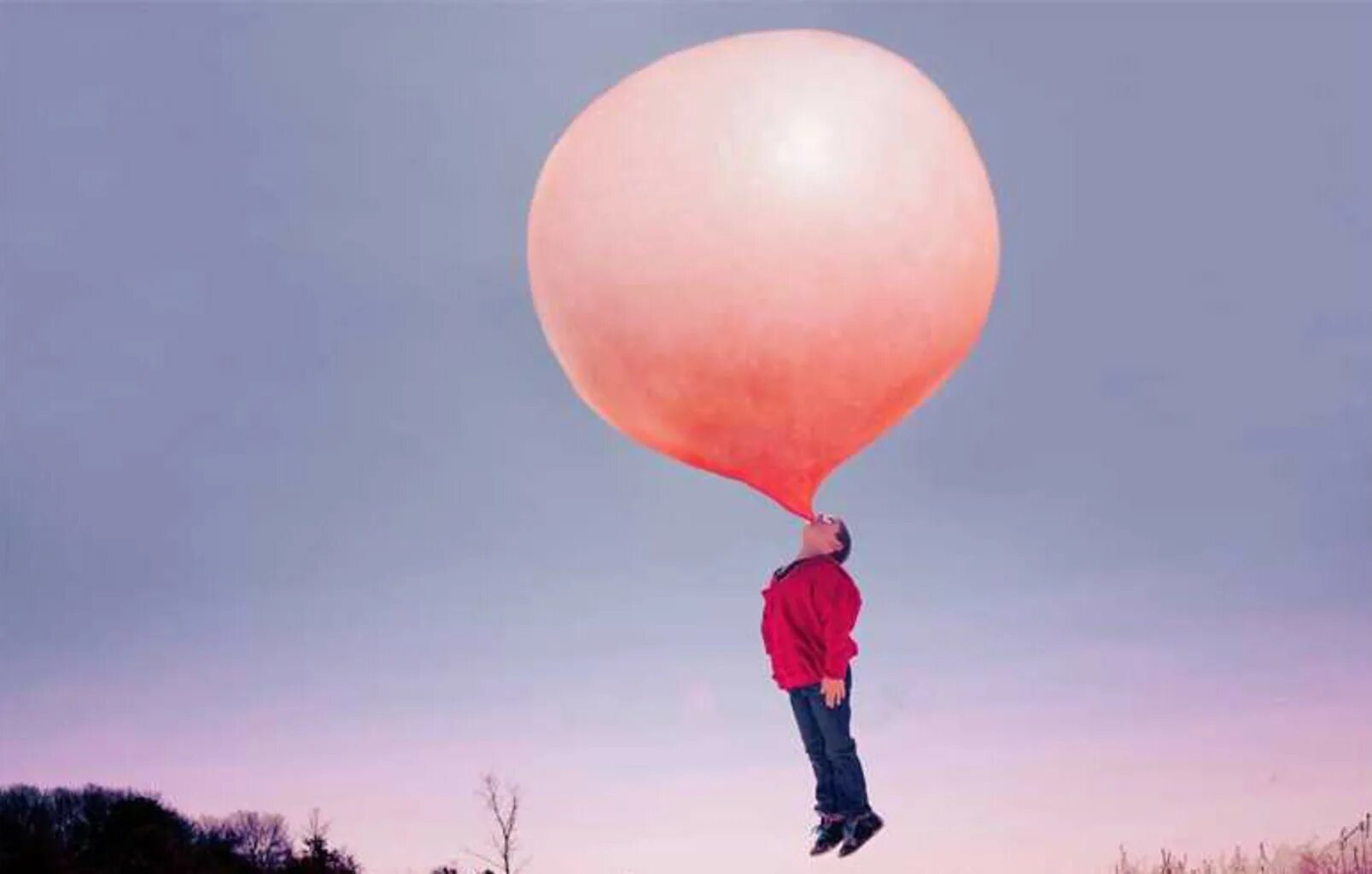 Человек воздушный шарик. Гигантский воздушный шар. Огромные воздушные шары. Надувает воздушный шар. Самый большой шарик.