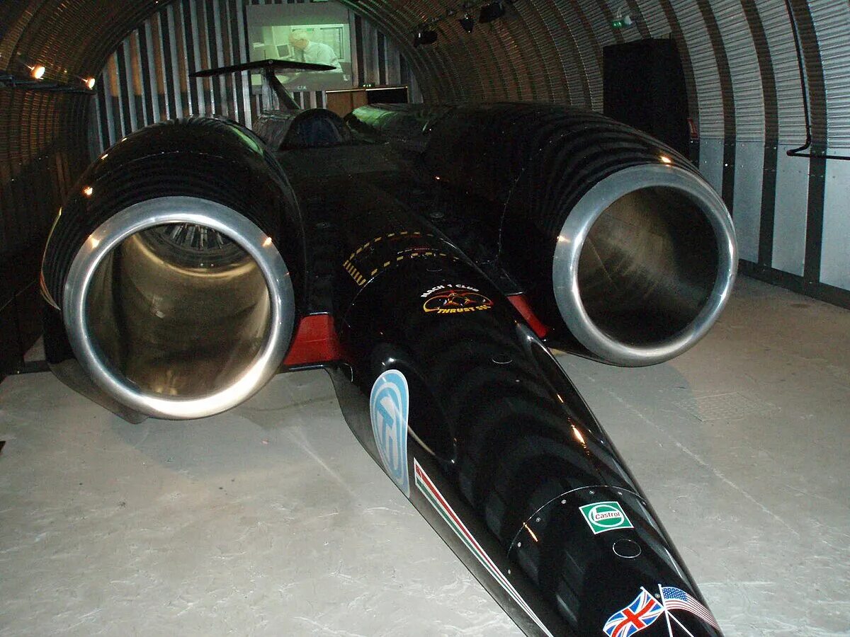 Thrust SSC 1997. Реактивная машина Thrust SSC. Болид Thrust SSC. Thrust SSC (1228 км/ч ).. Рекордсмены скорости в мире машин