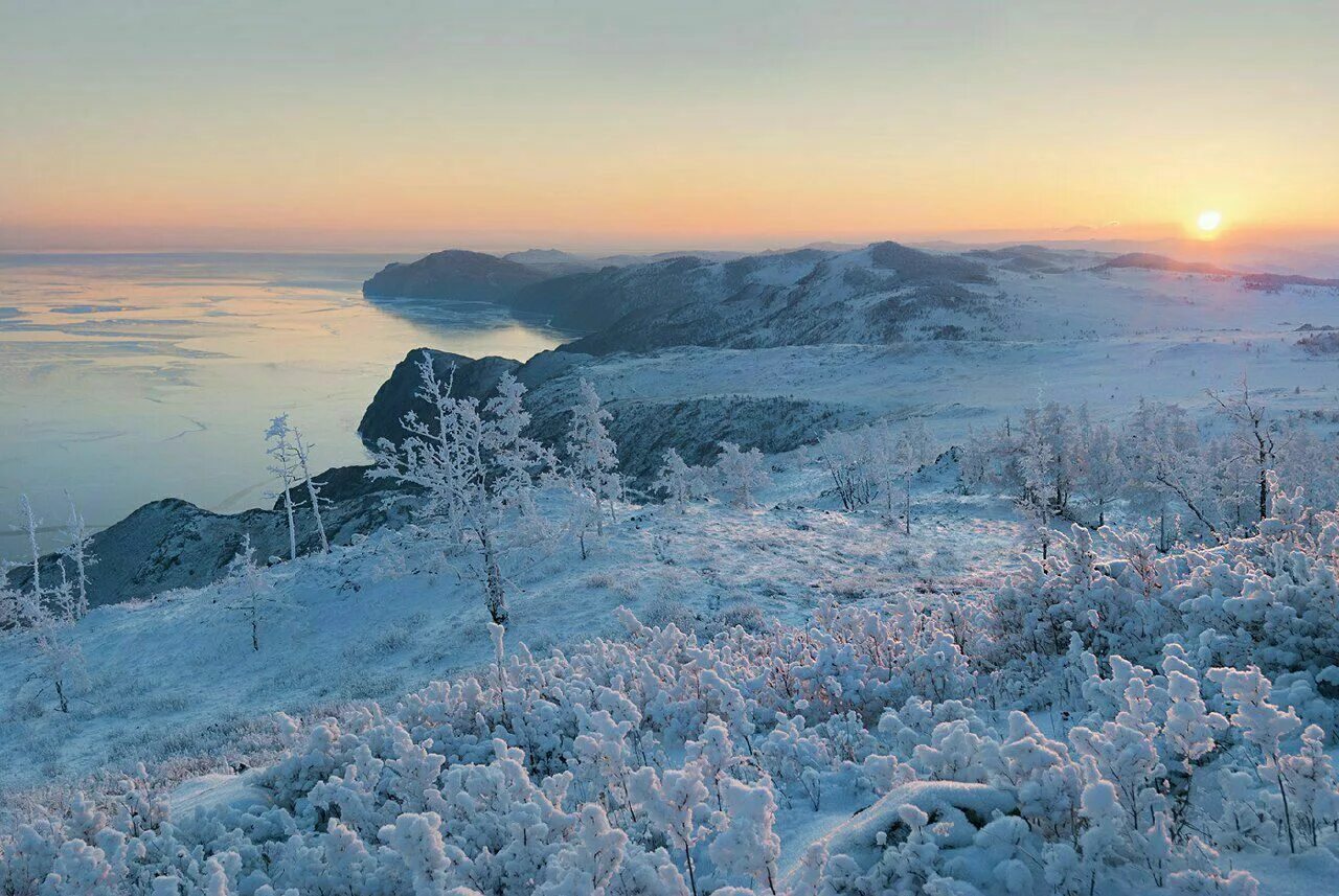 Озеро Байкал Хакасия. Сопки Байкала. Зимний лес на Байкале. Байкал Торосы Бурятия.