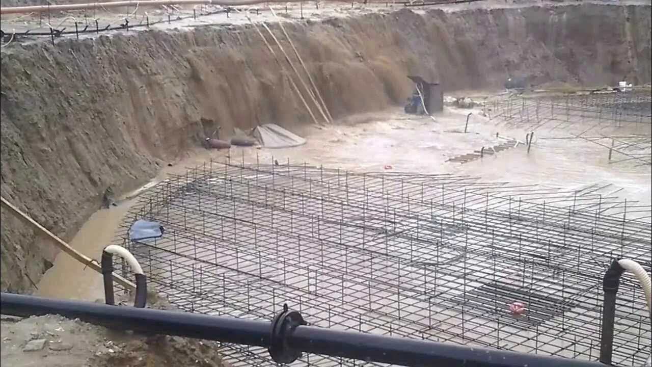 Подъем уровня грунтовых вод. Водой залили котлован. Водой залили котлован. Плывун. Стройка котлован.