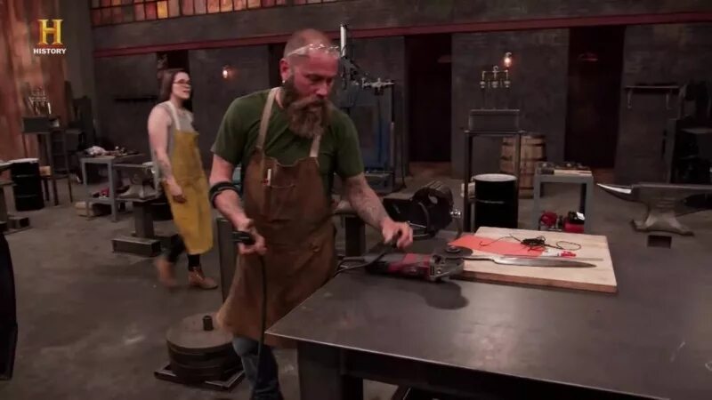 Между молотом и наковальней ножи. Между молотом на ножах. Между молотом и наковальней. Между молотом на ножах. Между молотом и наковальней ножи.