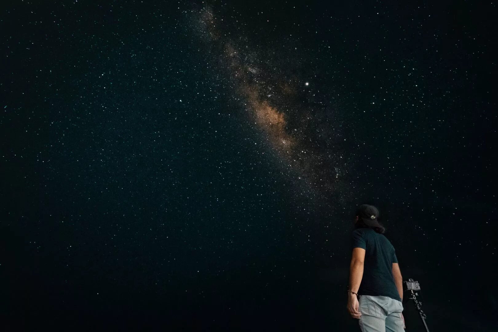 Мечтатели космос. Человек и ночное небо. Человек на фоне звездного неба. Человек смотрит на звезды. Парень на фоне звездного неба.