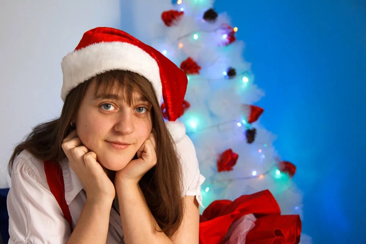 санта клаус женщина. сколько лет бабе морозу. снегурочка. новогодние девушки. самые красивые дед мороз и снегурочка.